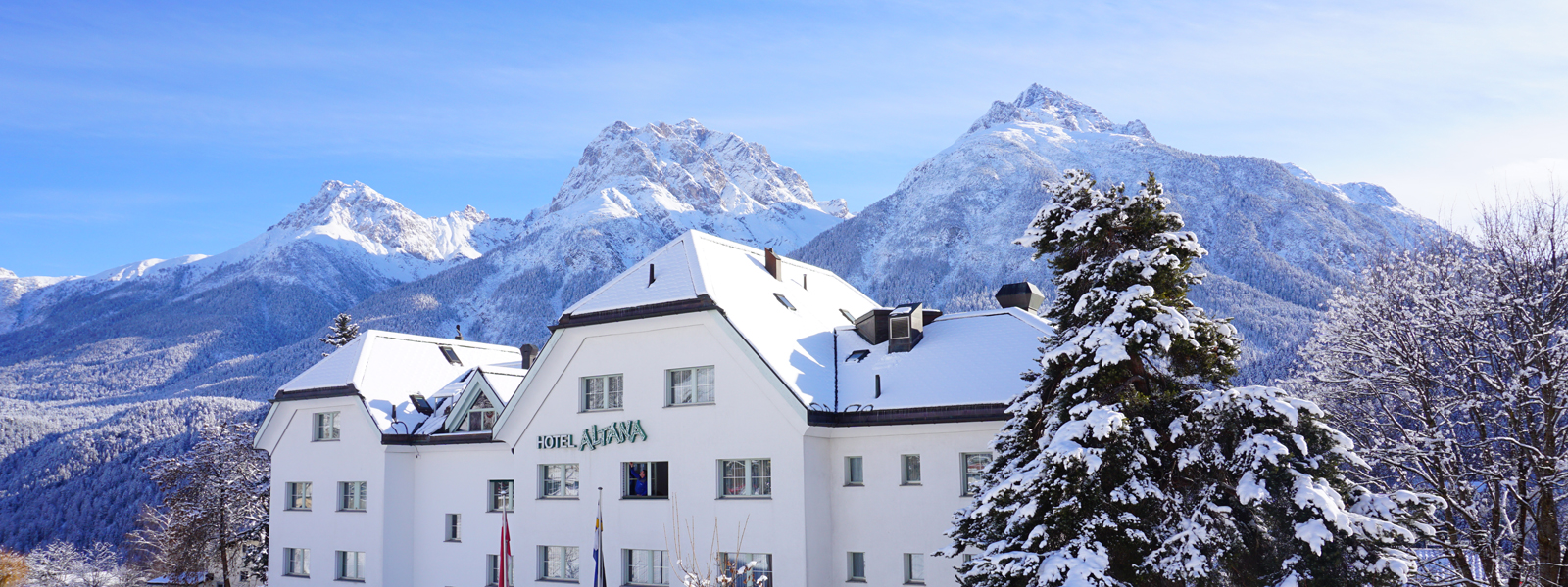 Typically Swiss Hotel Altana – Gebäude - Schnee - Berg Aussicht