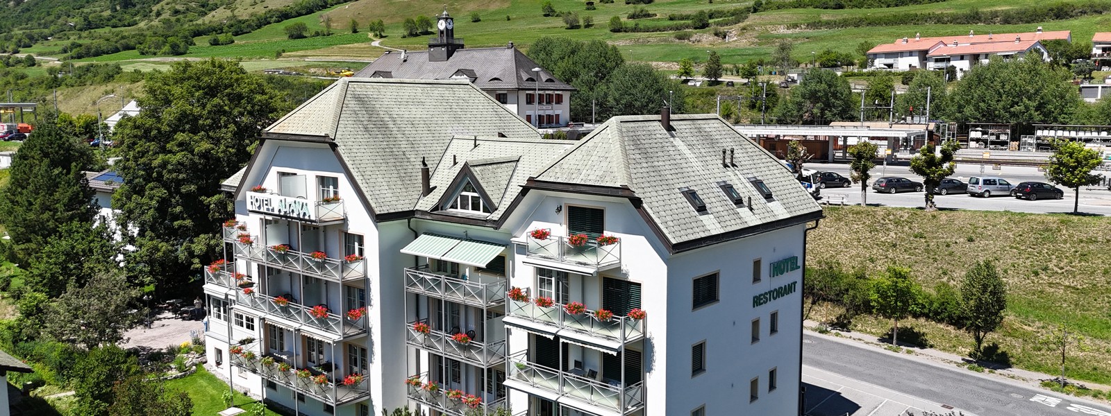 Typically Swiss Hotel Altana – Gebäude - Berg Frühling Blumen